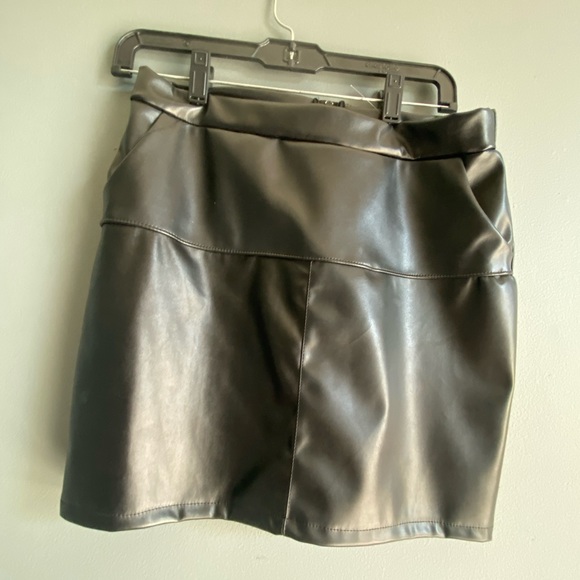 Black skirt with pockets - Picture 1 of 2